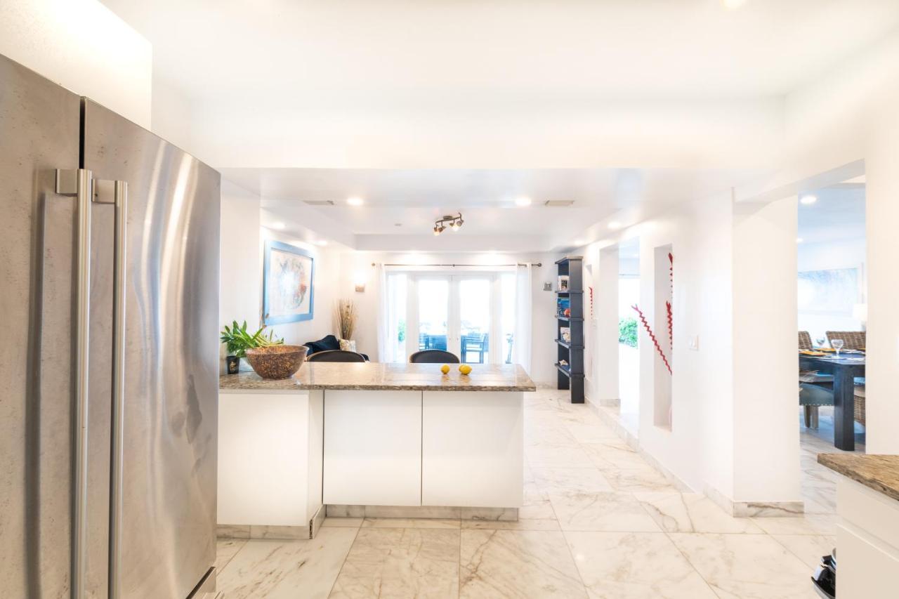 Caprice 9 - Oceanfront - Gated Community With Pool Holiday home *
