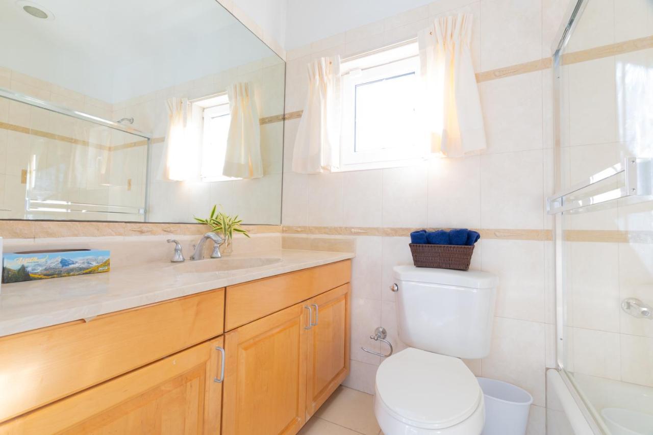 Caprice 9 - Oceanfront - Gated Community With Pool Holiday home Nassau